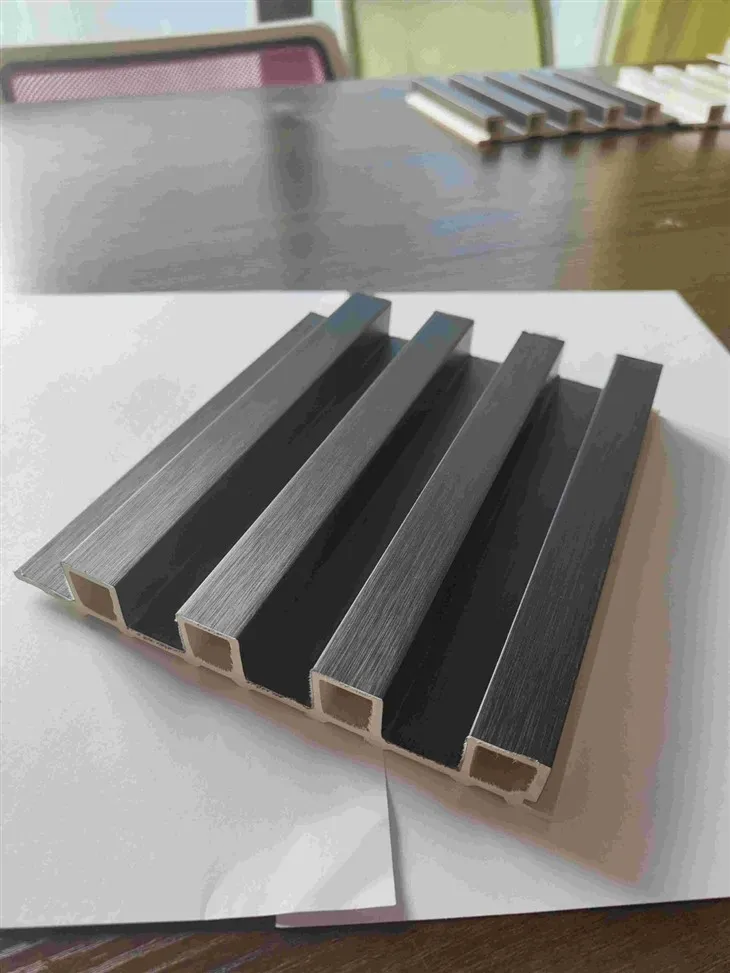 Alternatívny panel WPC na stene dreva